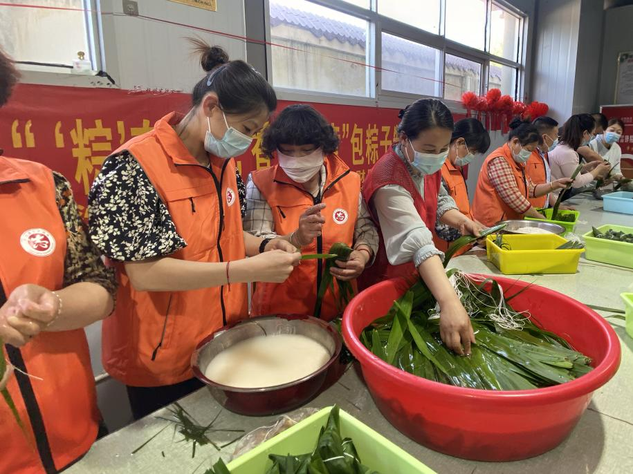 青口供電所黨支部聯(lián)合生產(chǎn)生活服務(wù)中心分會(huì)、黃沙坨社區(qū)，共同舉辦“悠悠艾草香 濃濃端午情”系列活動(dòng)。.png